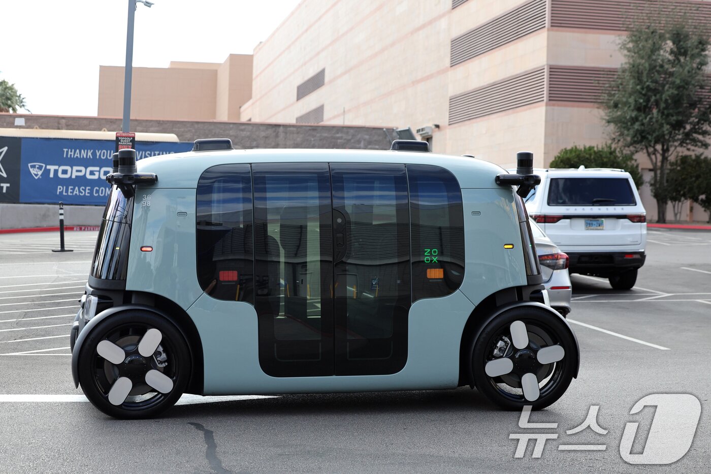 본문 이미지 - 세계 최대 IT(정보기술)·가전 전시회 'CES 2026' 개막을 이틀 앞둔 4일(현지시간) 미국 네바다주 라스베이거스 거리에 아마존의 로보택시 '죽스(ZOOX)'가 도로를 주행하고 있다.  2026.1.5/뉴스1 ⓒ News1 황기선 기자