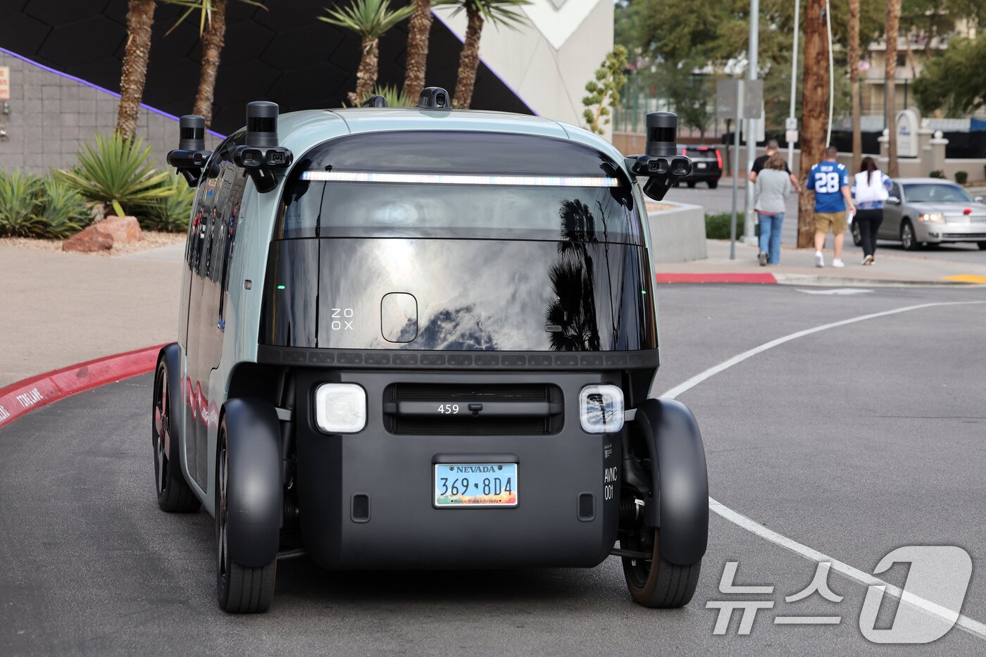 본문 이미지 - 세계 최대 IT(정보기술)·가전 전시회 'CES 2026' 개막을 이틀 앞둔 4일(현지시간) 미국 네바다주 라스베이거스 거리에 아마존의 로보택시 '죽스(ZOOX)'가 도로를 주행하고 있다. 2026.1.5/뉴스1 ⓒ News1 황기선 기자