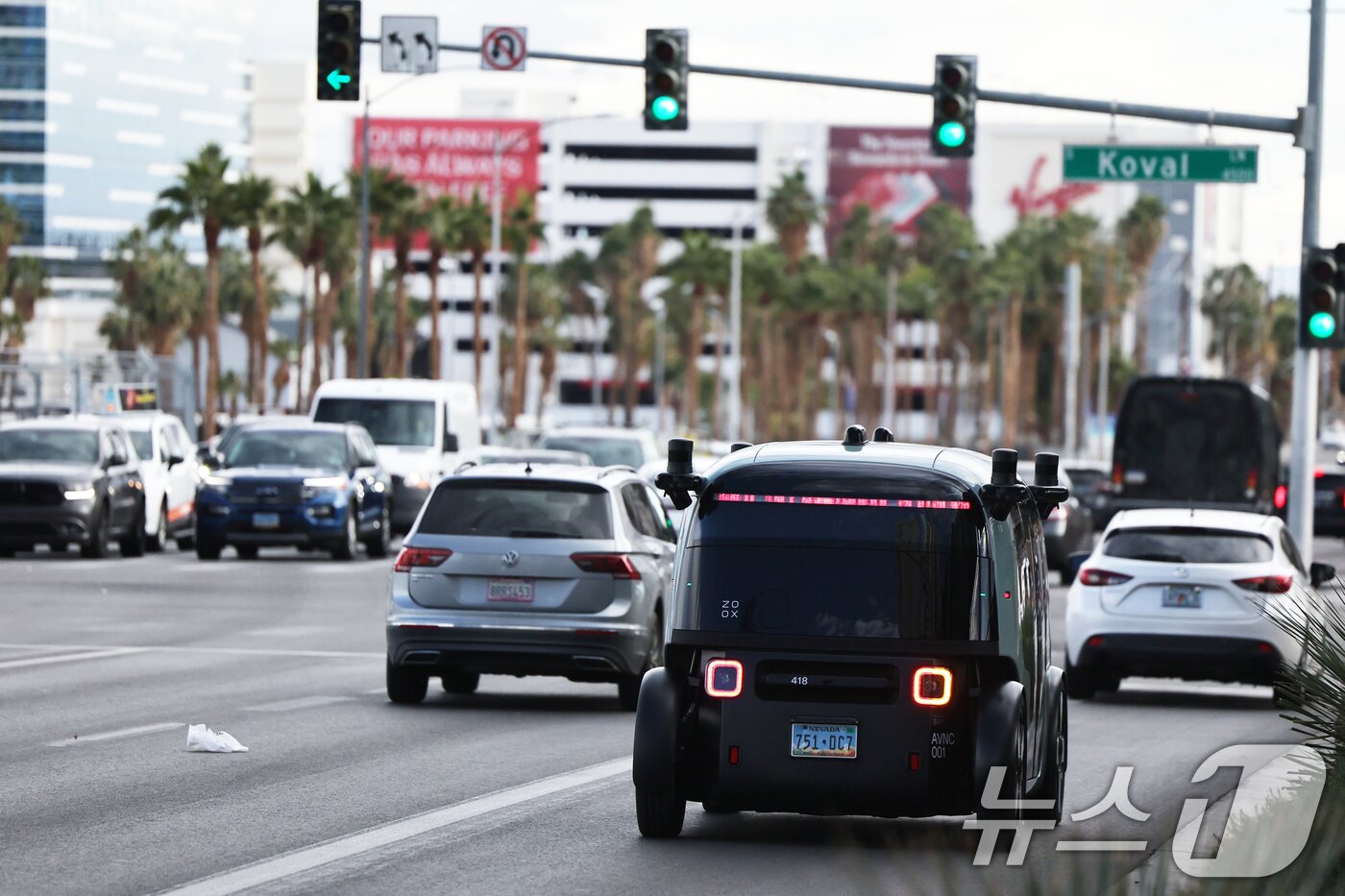 본문 이미지 - 세계 최대 IT(정보기술)·가전 전시회 'CES 2026' 개막을 이틀 앞둔 4일(현지시간) 미국 네바다주 라스베이거스 거리에 아마존의 로보택시 '죽스(ZOOX)'가 도로를 주행하고 있다.  2026.1.5/뉴스1 ⓒ News1 황기선 기자