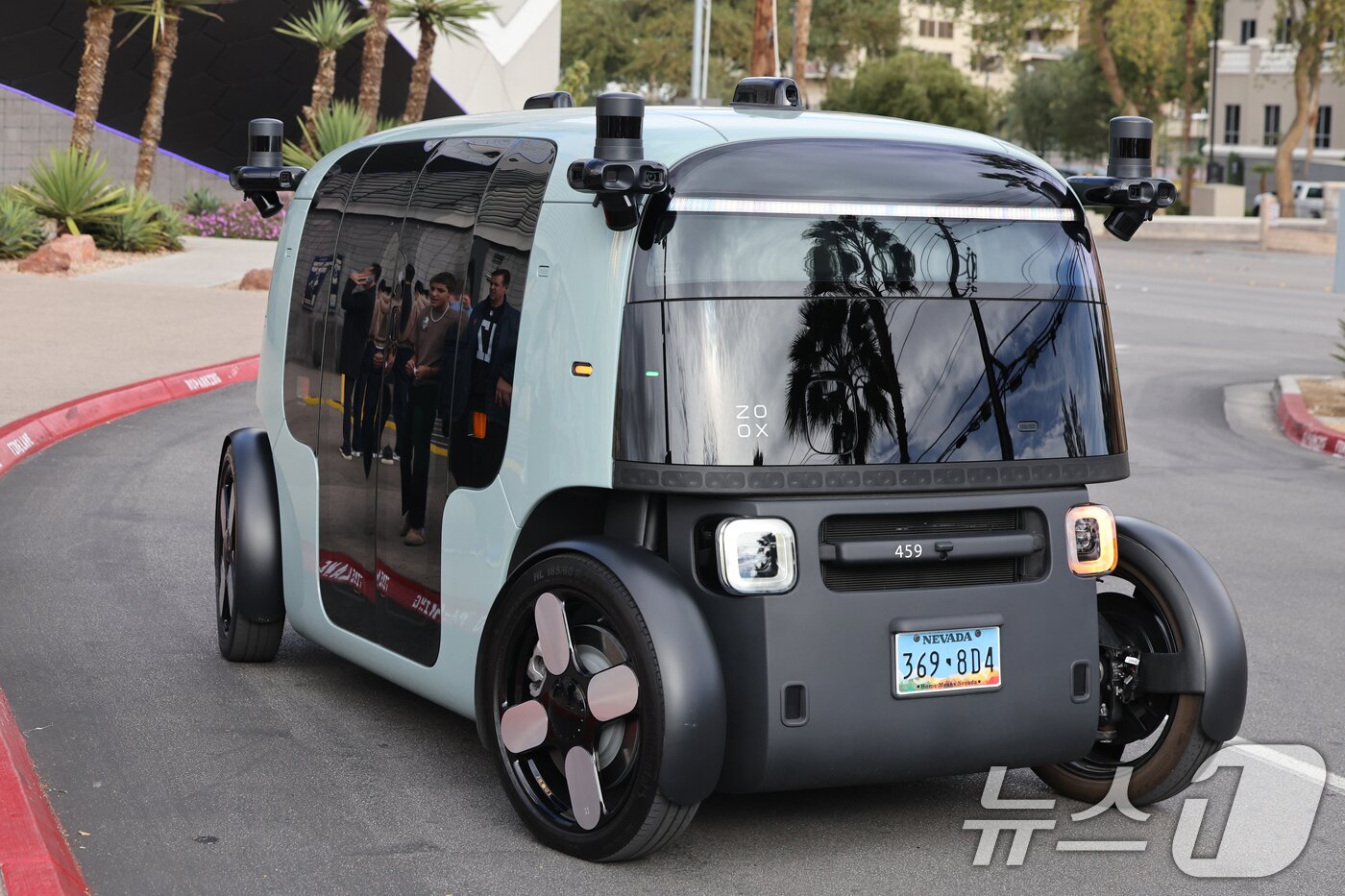 본문 이미지 - 세계 최대 IT(정보기술)·가전 전시회 'CES 2026' 개막을 이틀 앞둔 4일(현지시간) 미국 네바다주 라스베이거스 거리에 아마존의 로보택시 '죽스(ZOOX)'가 도로를 주행하고 있다.  2026.1.5/뉴스1 ⓒ News1 황기선 기자