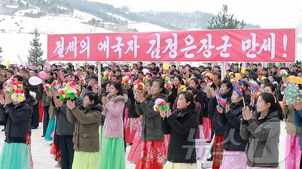 (평양 노동신문=뉴스1) = 북한 노동당 기관지 노동신문은 5일 전천군 창봉농장, 초산군 련성농장에서 새집들이 행사가 열렸다고 보도했다. [국내에서만 사용가능. 재배포 금지. DB …