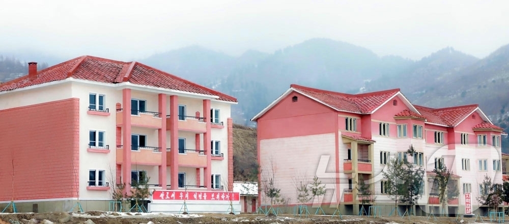 (평양 노동신문=뉴스1) = 북한 노동당 기관지 노동신문은 5일 전천군 창봉농장, 초산군 련성농장에서 새집들이 행사가 열렸다고 보도했다. [국내에서만 사용가능. 재배포 금지. DB …