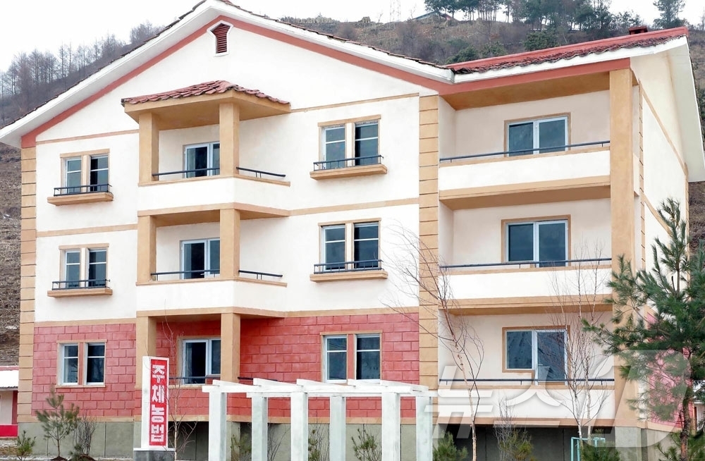 (평양 노동신문=뉴스1) = 북한 노동당 기관지 노동신문은 5일 전천군 창봉농장, 초산군 련성농장에서 새집들이 행사가 열렸다고 보도했다. [국내에서만 사용가능. 재배포 금지. DB …