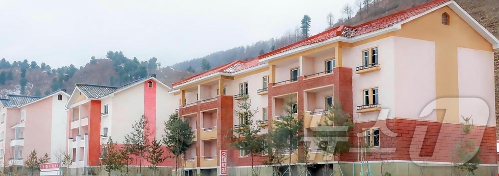 (평양 노동신문=뉴스1) = 북한 노동당 기관지 노동신문은 5일 전천군 창봉농장, 초산군 련성농장에서 새집들이 행사가 열렸다고 보도했다. [국내에서만 사용가능. 재배포 금지. DB …