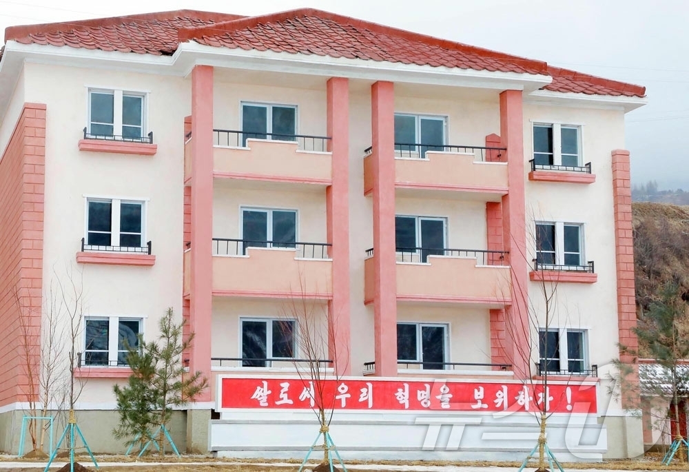 (평양 노동신문=뉴스1) = 북한 노동당 기관지 노동신문은 5일 전천군 창봉농장, 초산군 련성농장에서 새집들이 행사가 열렸다고 보도했다. [국내에서만 사용가능. 재배포 금지. DB …