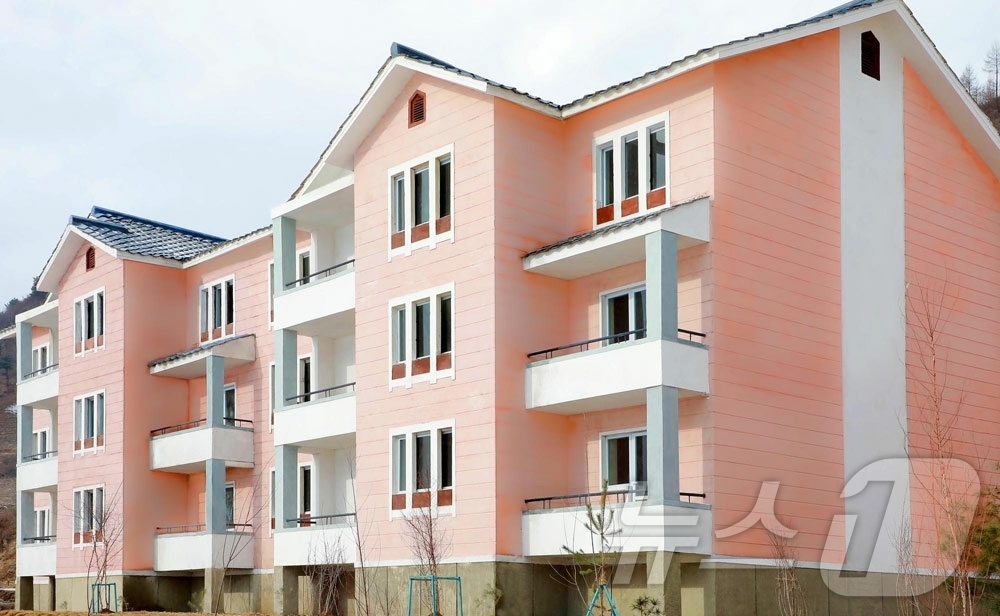 (평양 노동신문=뉴스1) = 북한 노동당 기관지 노동신문은 5일 전천군 창봉농장, 초산군 련성농장에서 새집들이 행사가 열렸다고 보도했다. [국내에서만 사용가능. 재배포 금지. DB …