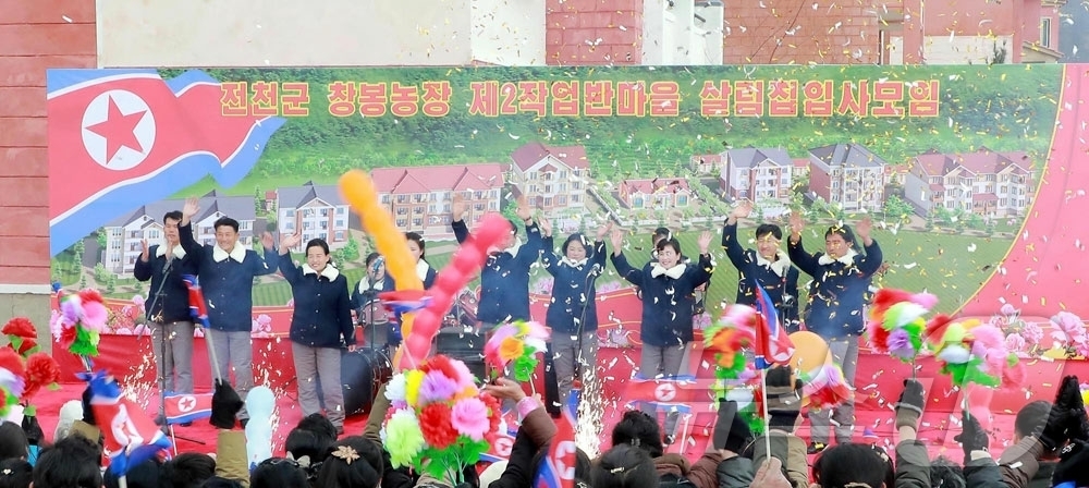 (평양 노동신문=뉴스1) = 북한 노동당 기관지 노동신문은 5일 전천군 창봉농장, 초산군 련성농장에서 새집들이 행사가 열렸다고 보도했다. [국내에서만 사용가능. 재배포 금지. DB …