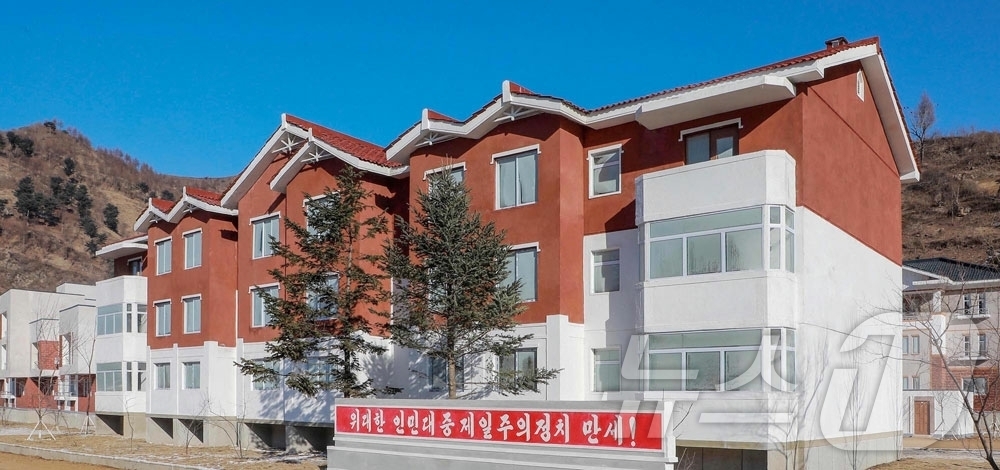 (평양 노동신문=뉴스1) = 북한 노동당 기관지 노동신문은 5일 전천군 창봉농장, 초산군 련성농장에서 새집들이 행사가 열렸다고 보도했다. [국내에서만 사용가능. 재배포 금지. DB …