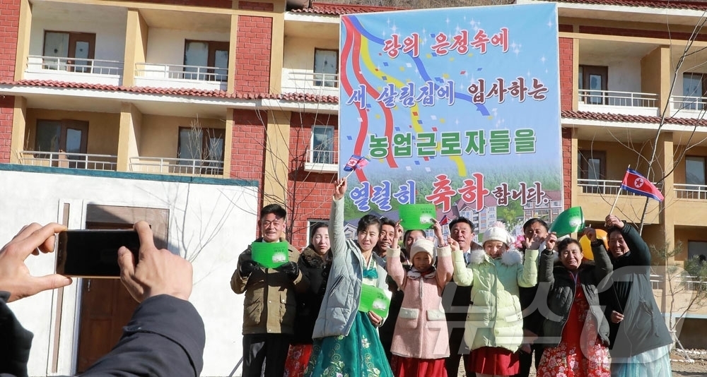 (평양 노동신문=뉴스1) = 북한 노동당 기관지 노동신문은 5일 전천군 창봉농장, 초산군 련성농장에서 새집들이 행사가 열렸다고 보도했다. [국내에서만 사용가능. 재배포 금지. DB …