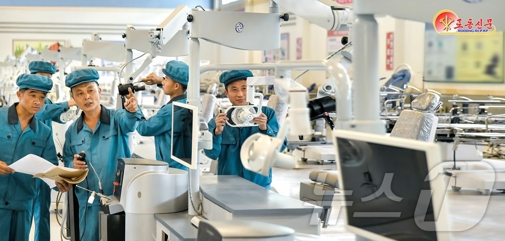 (평양 노동신문=뉴스1) = 북한 노동당 기관지 노동신문은 5일 묘향산의료기구공장에서 각종 현대적인 의료기구를 생산해 각 시와 군 병원들에 보냈다고 보도했다. [국내에서만 사용가능 …