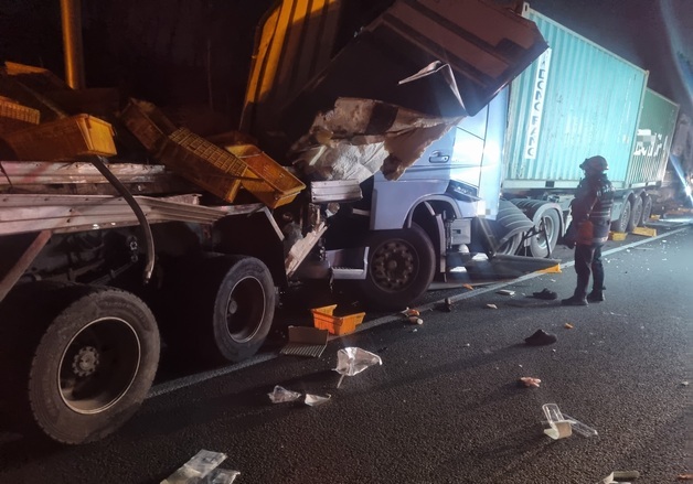 남해고속도로 함안IC 인근서 트레일러-화물차 추돌…1명 숨져