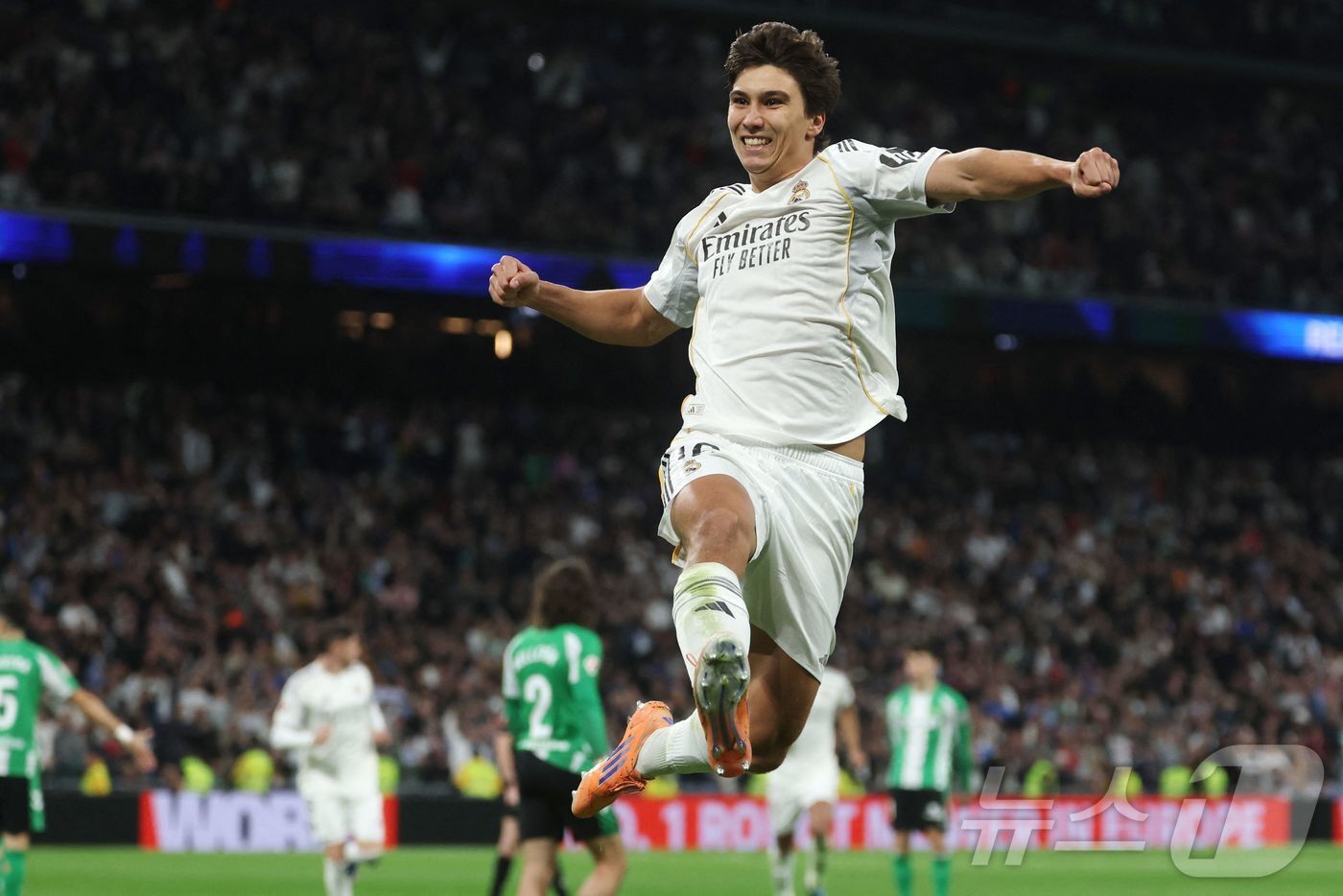 본문 이미지 - 레알 마드리드 공격수 곤살로 가르시아가 5일(한국시간) 열린 2025-26 스페인 프리메라리가 레알 베티스전에서 3골을 넣어 팀의 5-1 대승을 견인했다. ⓒ AFP=뉴스1