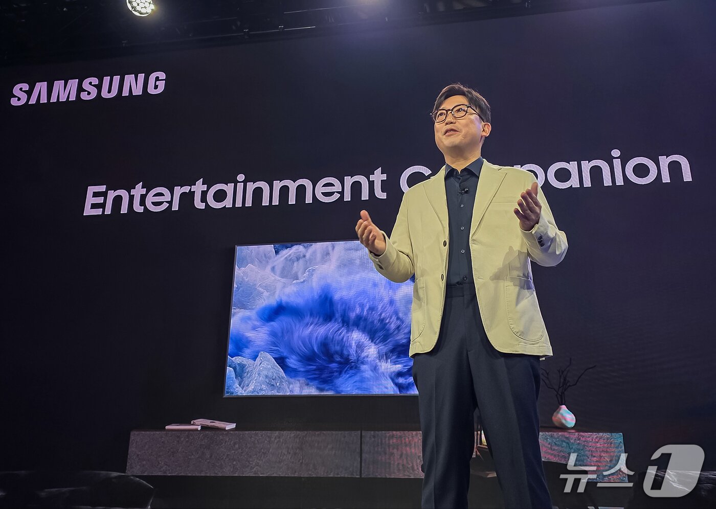 본문 이미지 - 용석우 삼성전자 영상디스플레이사업부장(사장)이 CES 2026 '더 퍼스트룩' 프레스 컨퍼런스에서 연설을 하고 있다. (사진제공 = 삼성전자)