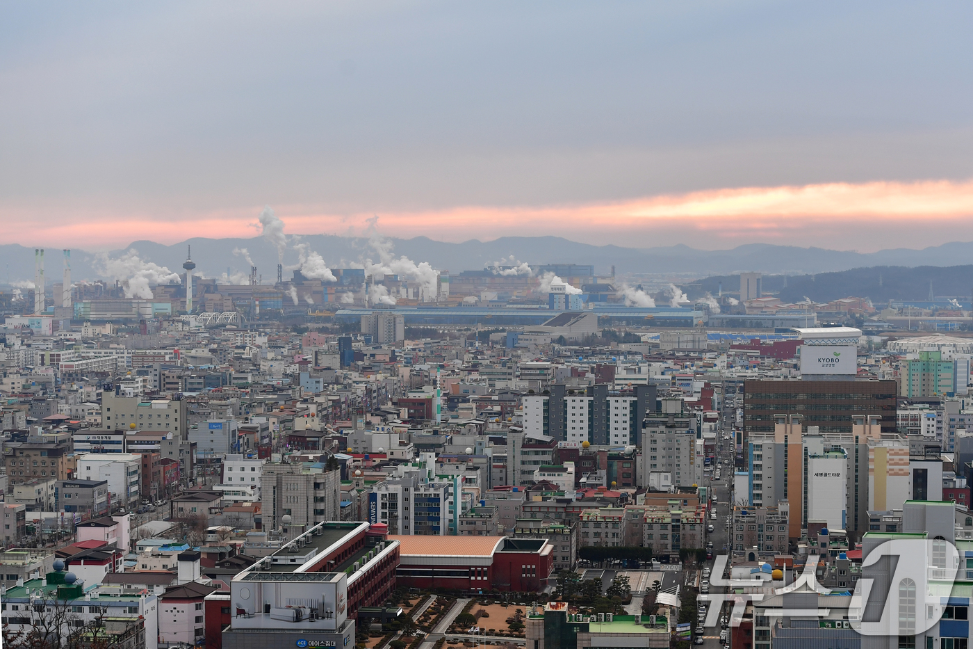 (포항=뉴스1) 최창호 기자 = 5일 경북 포스코 포항제철소와 현대제철 포항공장, 포항철강관리공단 입주기업들이 2026 병오년 새해 첫 월요일을 시작하고 있다. 2026.1.5/뉴 …