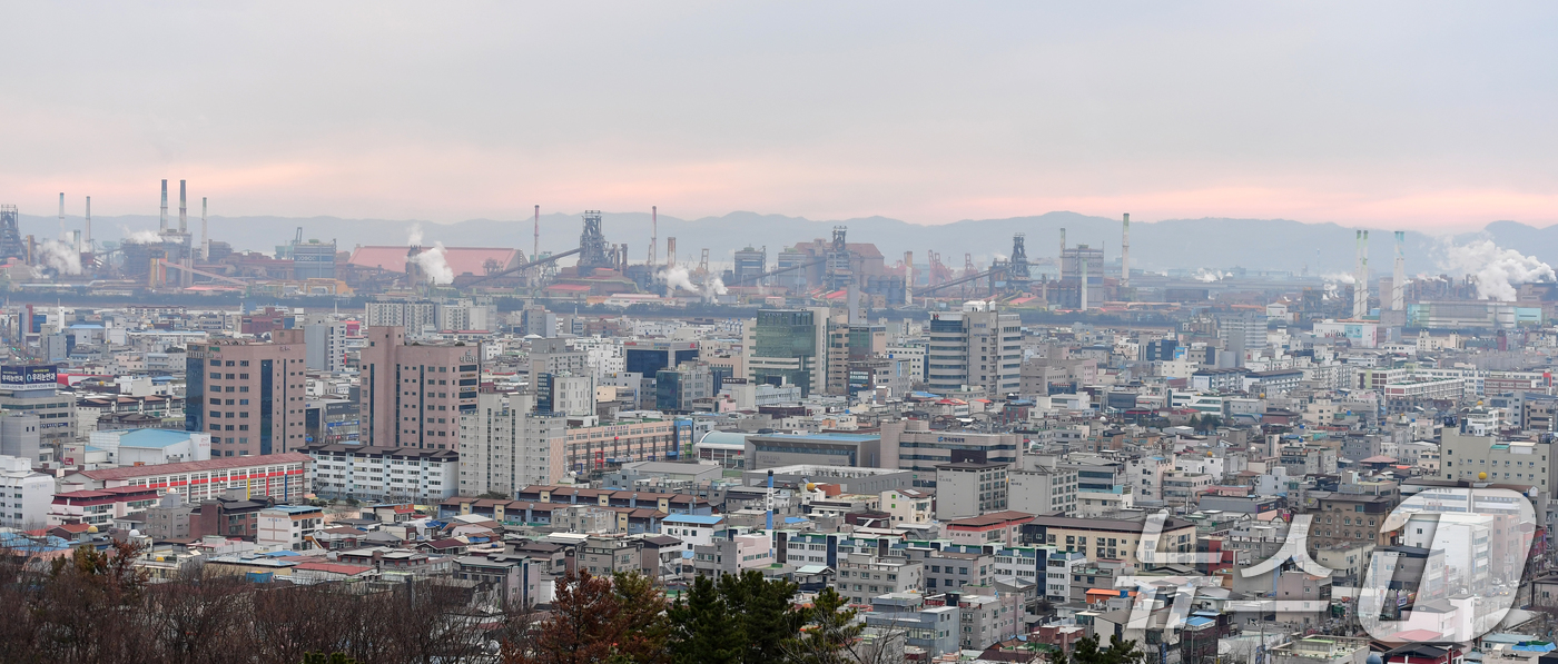 (포항=뉴스1) 최창호 기자 = 5일 경북 포스코 포항제철소와 현대제철 포항공장, 포항철강관리공단 입주기업들이 2026 병오년 새해 첫 월요일을 시작하고 있다. 2026.1.5/뉴 …