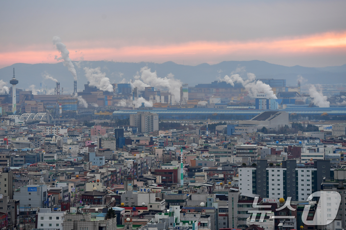 (포항=뉴스1) 최창호 기자 = 5일 현대제철 포항공장과 포스코 포항제철소, 포항철강관리공단 입주기업들이 2026 병오년 새해 첫 월요일을 시작하고 있다. 2026.1.5/뉴스1