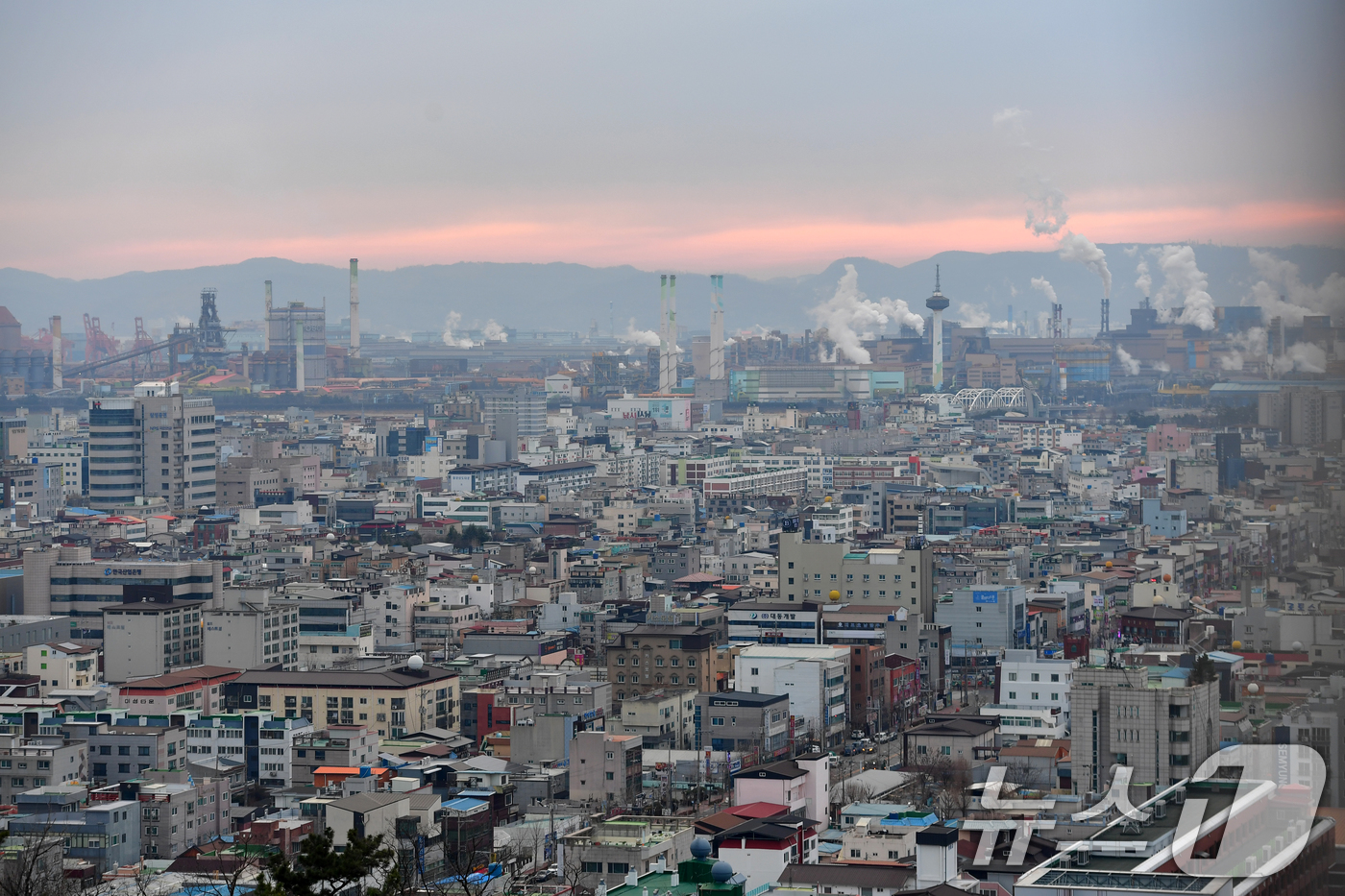 (포항=뉴스1) 최창호 기자 = 5일 경북 포스코 포항제철소와 현대제철 포항공장, 포항철강관리공단 입주기업들이 2026 병오년 새해 첫 월요일을 시작하고 있다. 2026.1.5/뉴 …