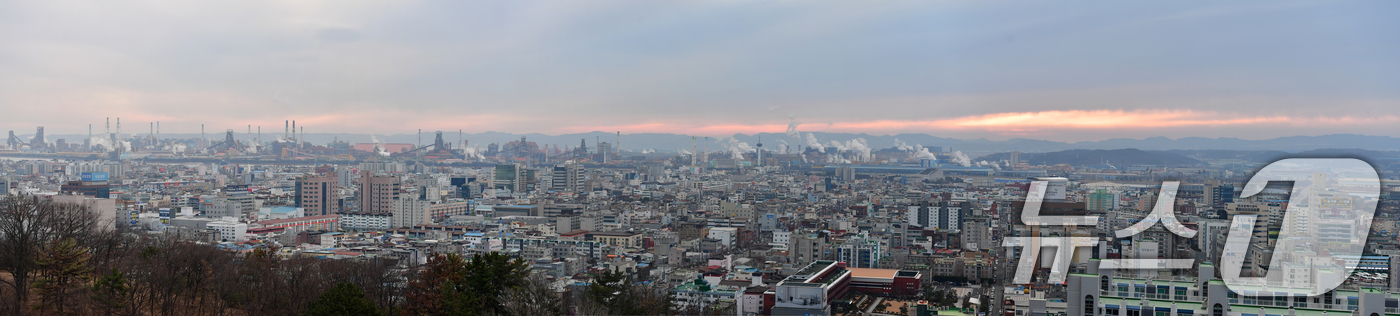 (포항=뉴스1) 최창호 기자 = 5일 경북 포스코 포항제철소와 현대제철 포항공장, 포항철강관리공단 입주기업들이 2026 병오년 새해 첫 월요일을 시작하고 있다.  2026.1.5/ …