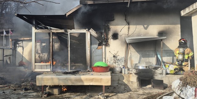 예천서 주택 화재 산불로 번져…60대 부부 화상