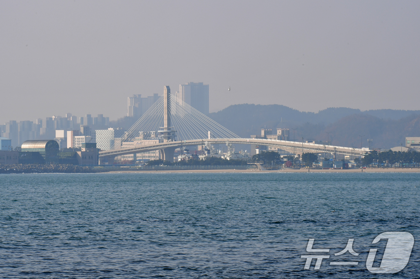 (포항=뉴스1) 최창호 기자 = 5일 경북 포항시 송도해수욕장과 영일대해수욕장을 연결하는 해오름대교 공사에서 막바지 공사가 한창이다.포항시는 오는 6월 정상 개통할 예정이며 1월 …