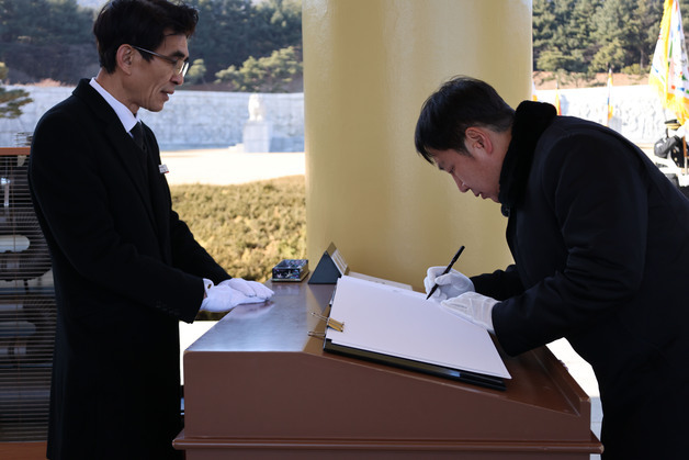 "中企 혁신 뒷받침"…김영신 기정원장, 대전현충원 참배