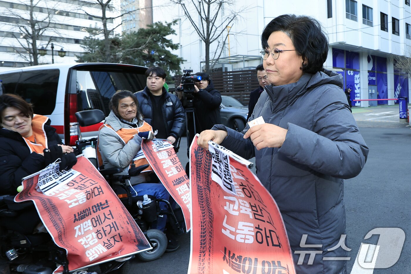 본문 이미지 - 갑질·폭언 등 직장 내 괴롭힘 의혹이 제기된 이혜훈 초대 기획예산처 장관 후보자가 5일 오전 서울 중구 예금보험공사에 마련된 인사청문회 준비 사무실로 출근하며 박경석 전국장애인차별철폐연대 공동상임대표를 만나 장애인예산안에 대한 입장을 전달받은 뒤 이동하고 있다. 2026.1.5/뉴스1 ⓒ News1 박정호 기자