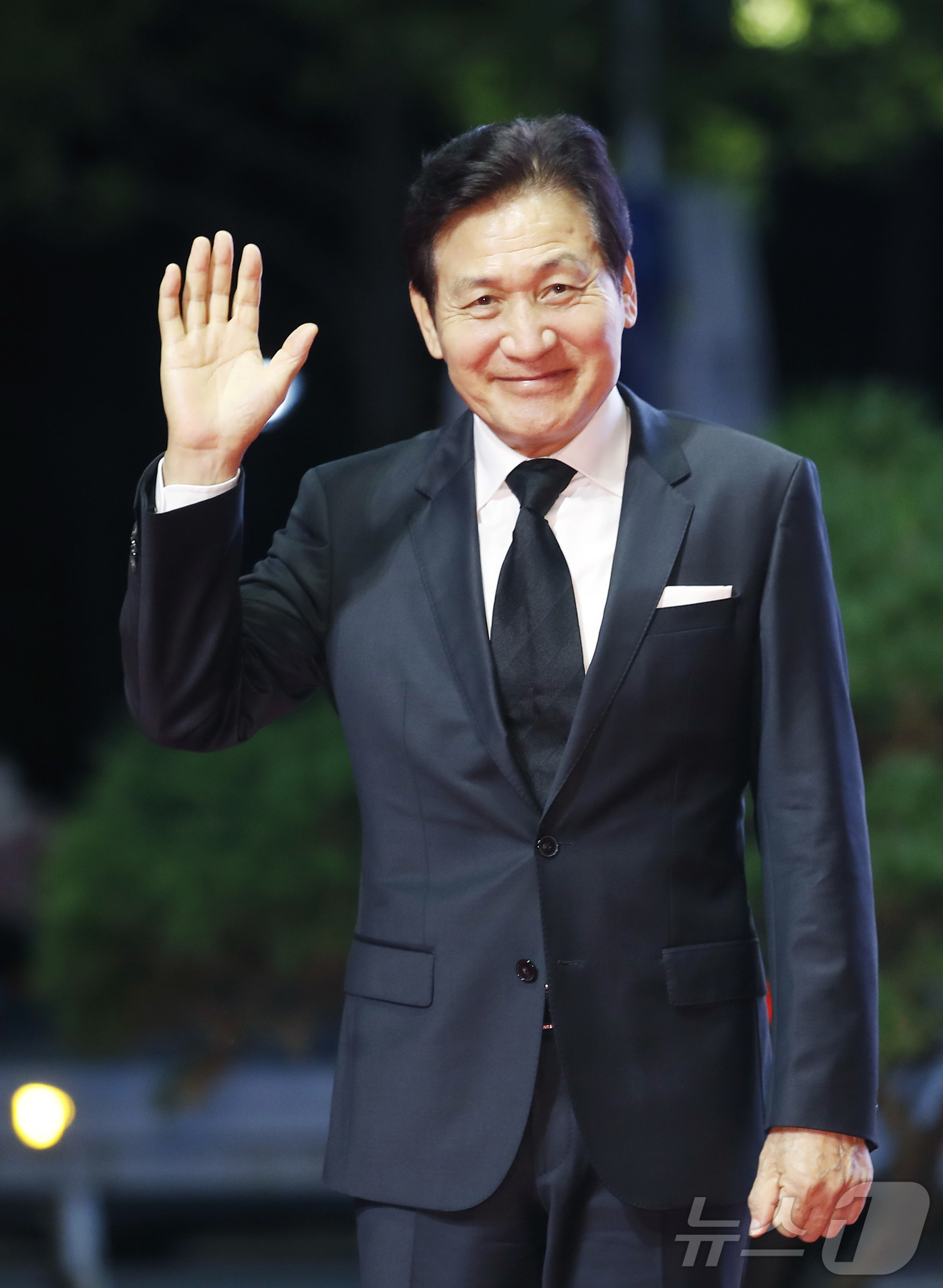 (서울=뉴스1) 포토공용 기자 = 배우 안성기가 5일 서울 용산구 순천향대병원에서 향년 74세를 일기로 별세했다. 사진은 2021년 제26회 부산국제영화제 개막식 레드카펫 행사에 …