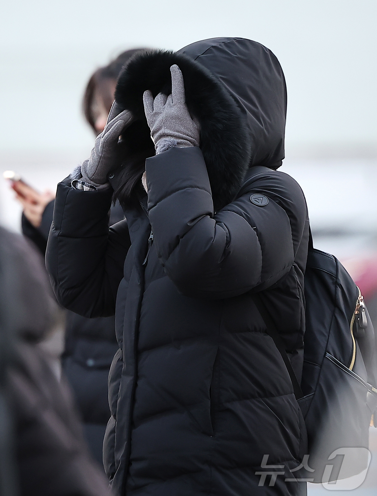 (서울=뉴스1) 김진환 기자 = 절기상 소한(小寒)인 5일 오전 서울 종로구 광화문네거리에서 두터운 옷차림을 시민이 발걸음을 옮기고 있다. 기상청에 따르면 이날 아침 최저기온은 - …