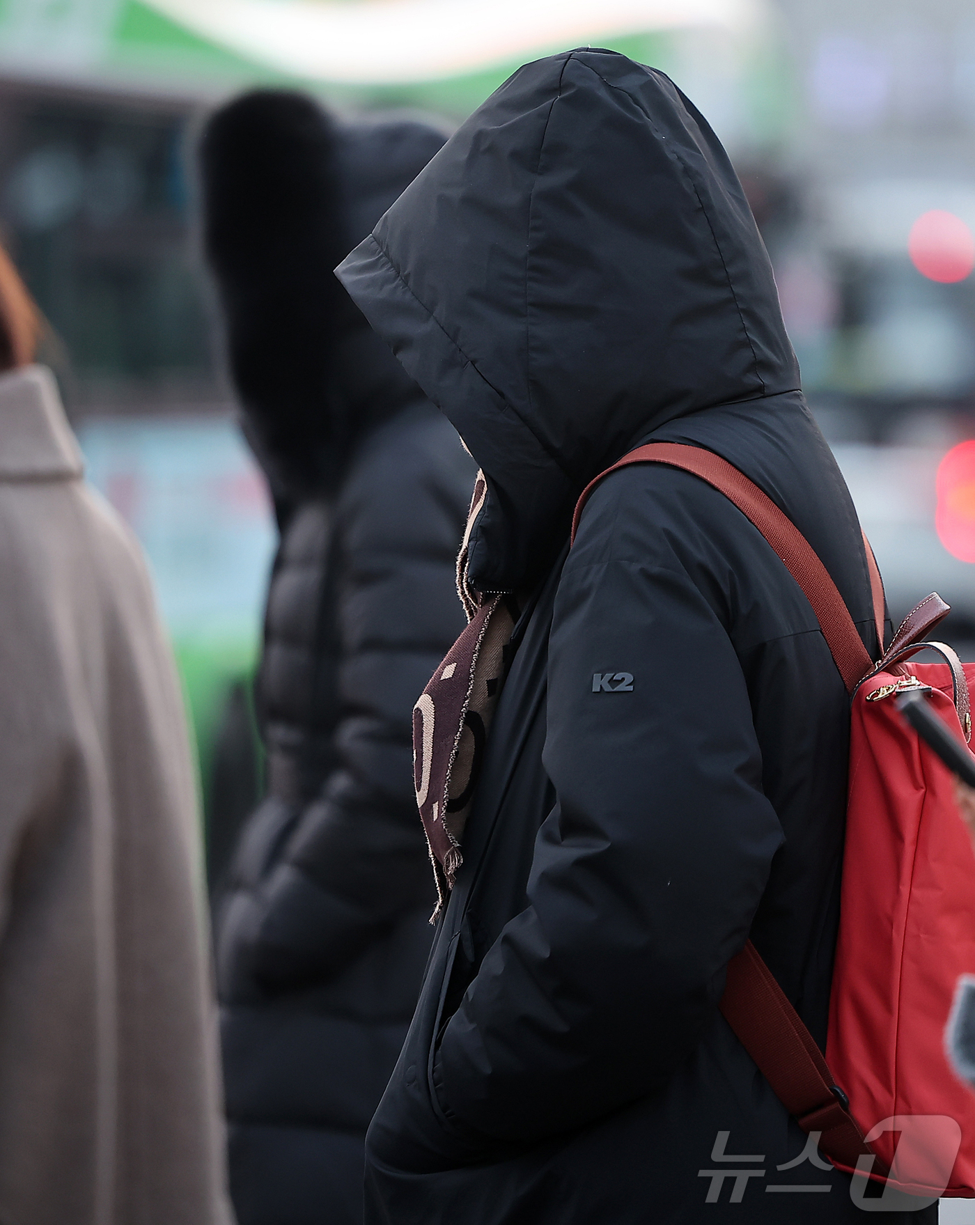 (서울=뉴스1) 김진환 기자 = 절기상 소한(小寒)인 5일 오전 서울 종로구 광화문네거리에서 두터운 옷차림을 시민들이 발걸음을 옮기고 있다. 기상청에 따르면 이날 아침 최저기온은 …