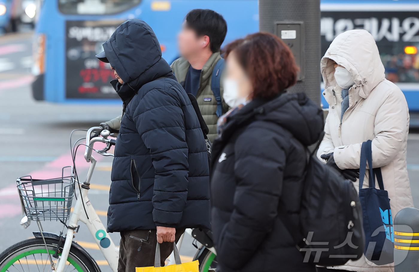 (서울=뉴스1) 김진환 기자 = 절기상 소한(小寒)인 5일 오전 서울 종로구 광화문네거리에서 두터운 옷차림을 시민들이 발걸음을 옮기고 있다. 기상청에 따르면 이날 아침 최저기온은  …