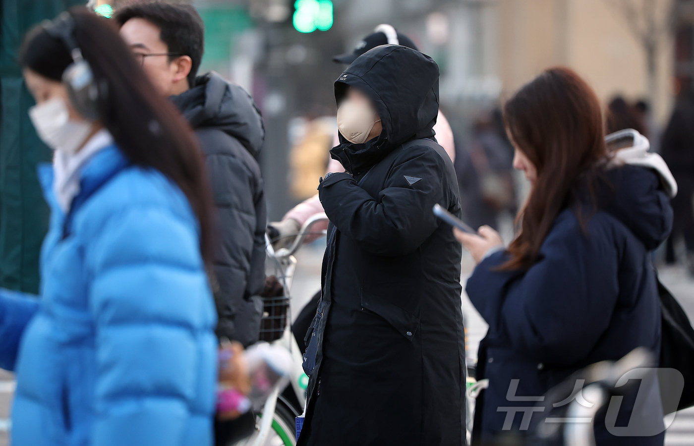 (서울=뉴스1) 김진환 기자 = 절기상 소한(小寒)인 5일 오전 서울 종로구 광화문네거리에서 두터운 옷차림을 시민들이 발걸음을 옮기고 있다. 기상청에 따르면 이날 아침 최저기온은  …