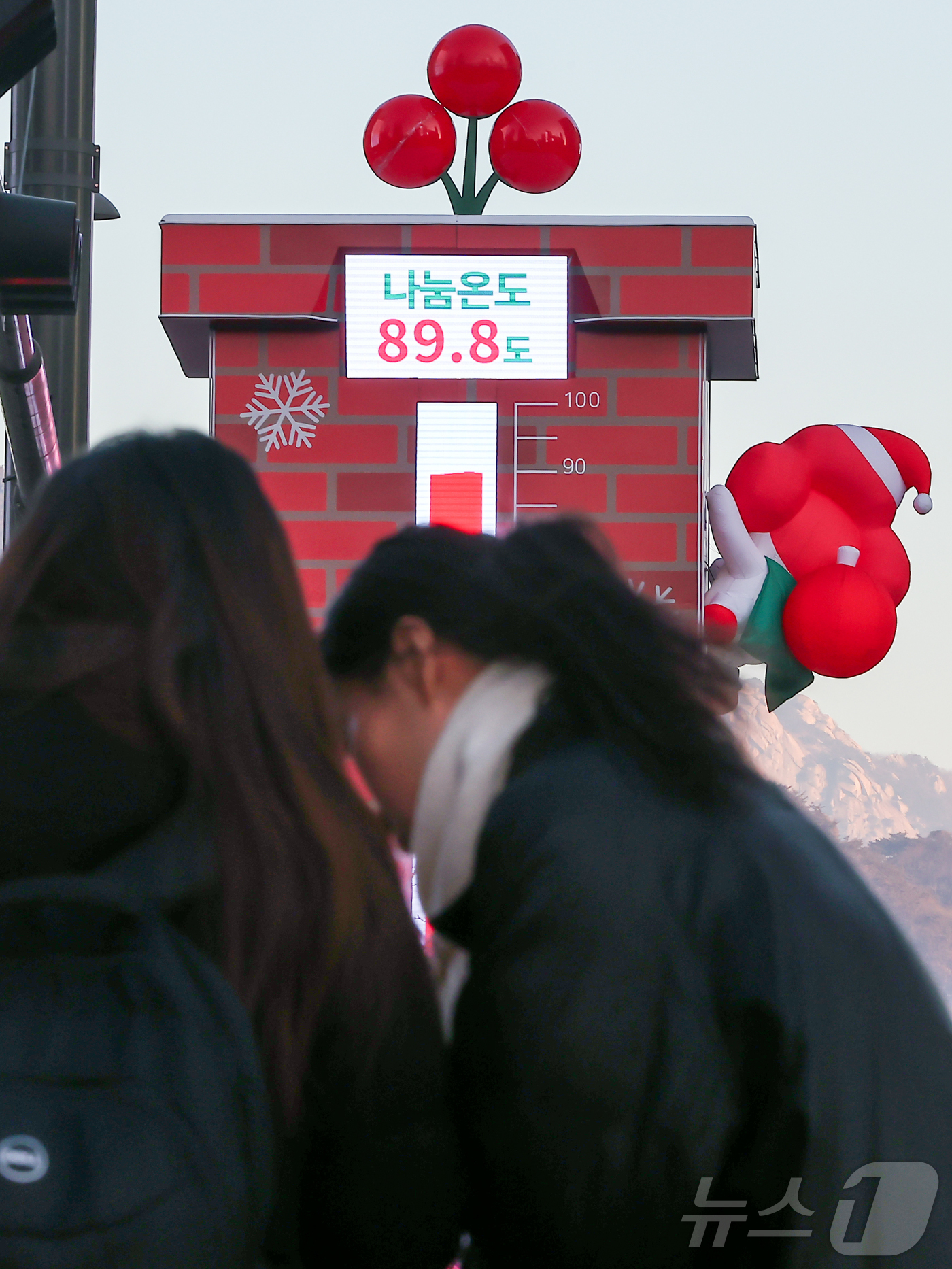 (서울=뉴스1) 김진환 기자 = 5일 오전 서울 광화문광장에 설치된 사랑의 온도탑 나눔온도가 89.8도를 가리키고 있다.사랑의열매 사회복지공동모금회 '희망2026나눔캠페인'의 올해 …