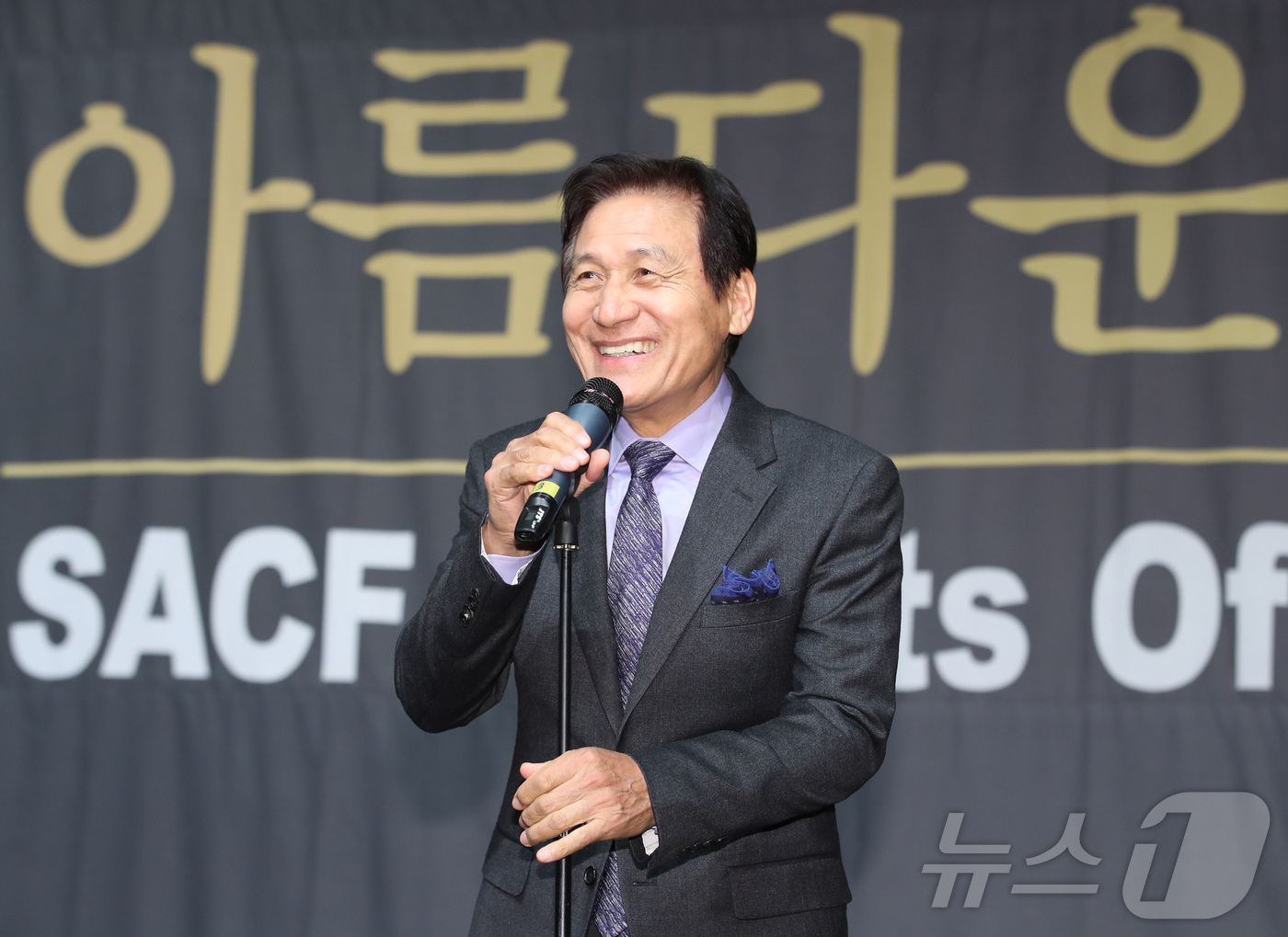 (서울=뉴스1) = 배우 안성기가 5일 서울 용산구 순천향대병원에서 향년 74세를 일기로 별세했다. 사진은 2019년 제9회 아름다운예술인상에서 인사말하는 배우 안성기. (뉴스1 …