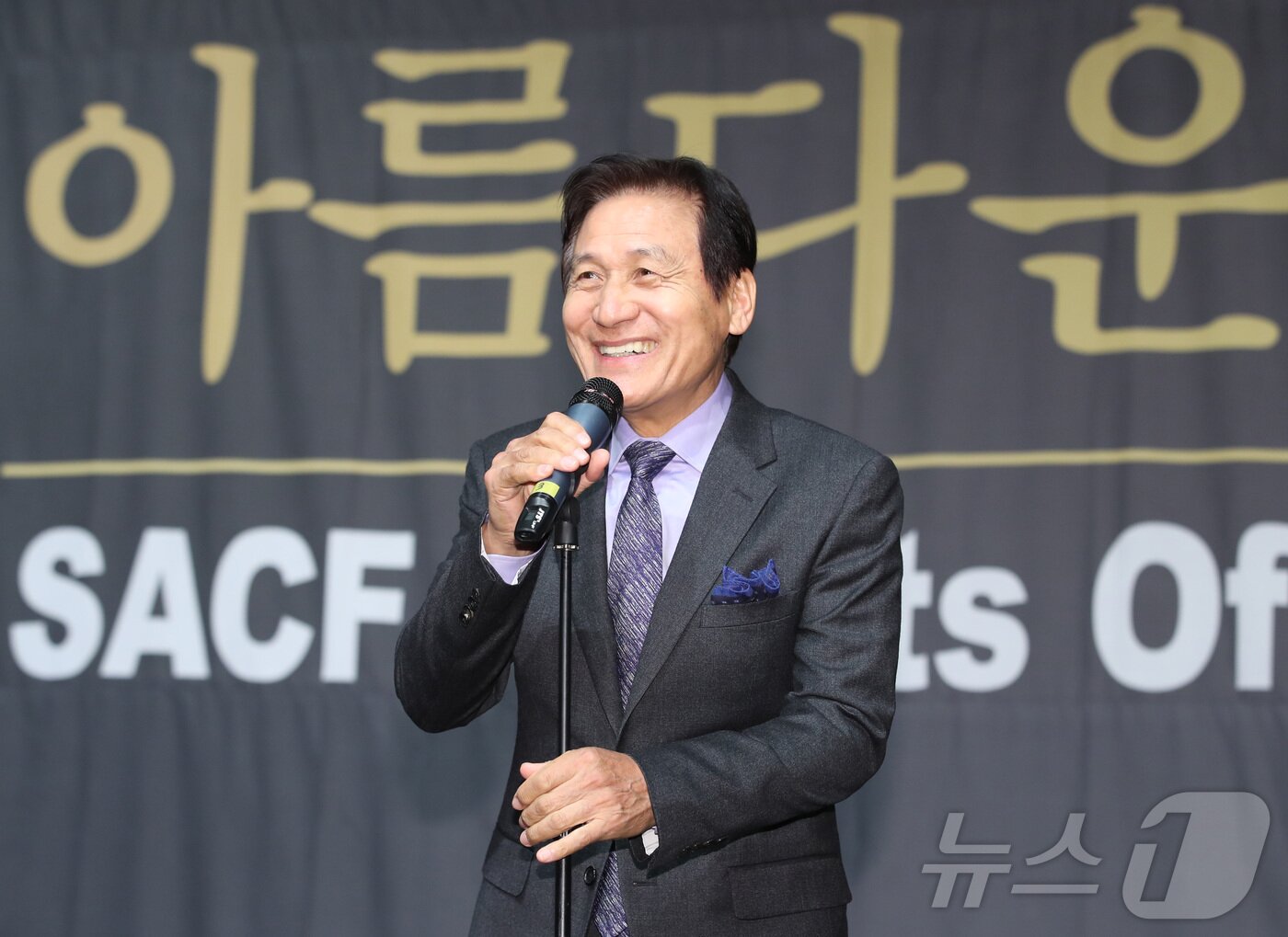 본문 이미지 - 배우 안성기가 5일 서울 용산구 순천향대병원에서 향년 74세를 일기로 별세했다. 사진은 2019년 제9회 아름다운예술인상에서 인사말하는 배우 안성기. (뉴스1 DB) 2026.1.5/뉴스1