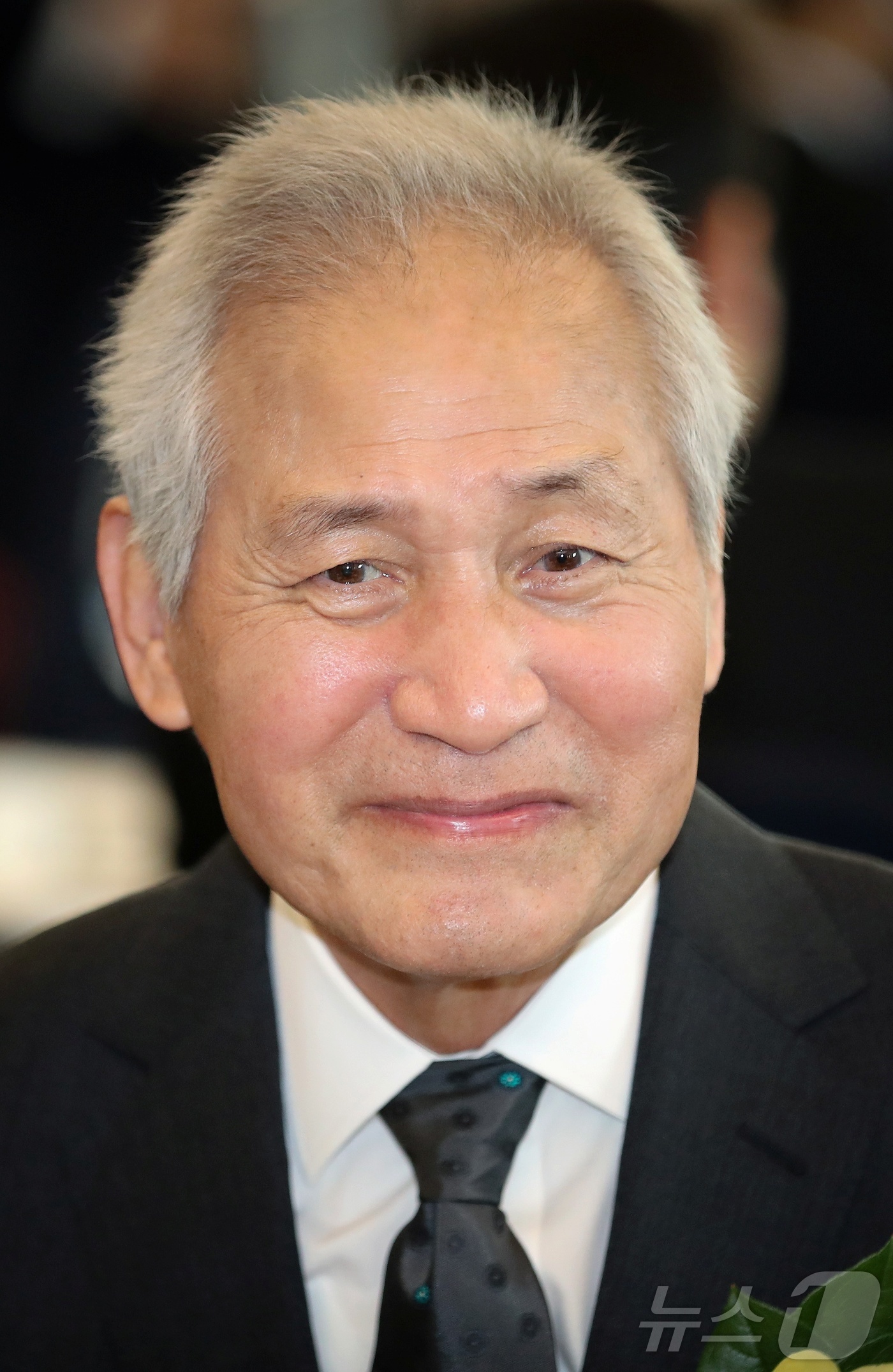 (서울=뉴스1) = 배우 안성기가 5일 서울 용산구 순천향대병원에서 향년 74세를 일기로 별세했다. 사진은 2023년 제4회 4·19 민주평화상 시상식에 참석하는 배우 안성기.(뉴 …