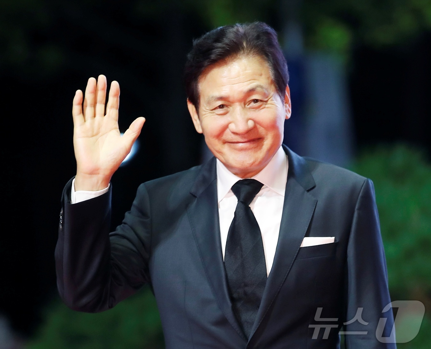 (서울=뉴스1) = 배우 안성기가 5일 서울 용산구 순천향대병원에서 향년 74세를 일기로 별세했다. 사진은 2021년 제26회 부산국제영화제 개막식 레드카펫 행사에 참석하는 배우 …