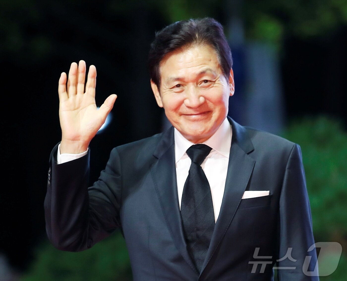 본문 이미지 - 배우 안성기가 5일 서울 용산구 순천향대병원에서 향년 74세를 일기로 별세했다. 사진은 2021년 제26회 부산국제영화제 개막식 레드카펫 행사에 참석하는 배우 안성기. (뉴스1 DB) 2026.1.5/뉴스1