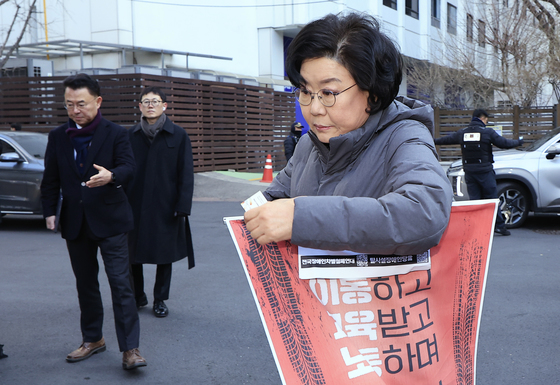 전장연 입장 듣고 이동하는 이혜훈 후보자