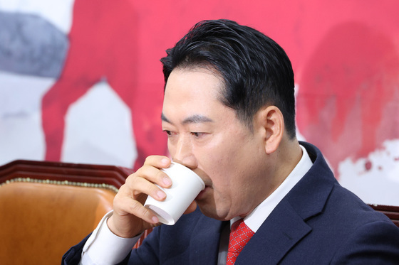 우재준 "장동혁, 한동훈 만나 풀어라" vs 박수영 "韓, 불출마 선언부터"