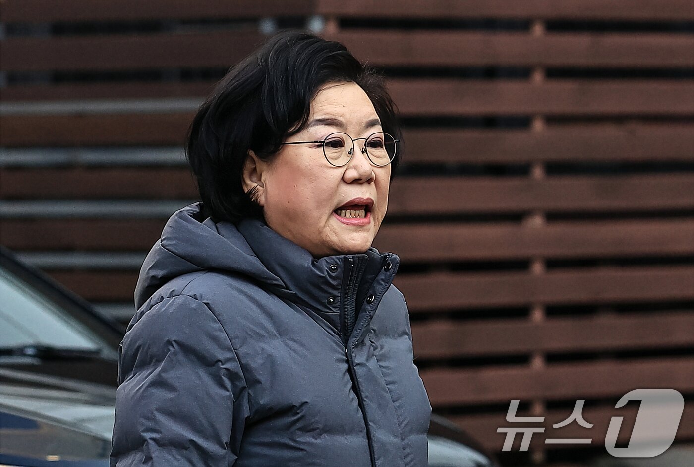 본문 이미지 - 갑질·폭언 등 직장 내 괴롭힘 의혹이 제기된 이혜훈 초대 기획예산처 장관 후보자가 5일 오전 서울 중구 예금보험공사에 마련된 인사청문회 준비 사무실로 출근하며 박경석 전국장애인차별철폐연대 공동상임대표 등을 만나기 위해 차량에서 내려 이동하고 있다. 2026.1.5/뉴스1 ⓒ News1 박정호 기자