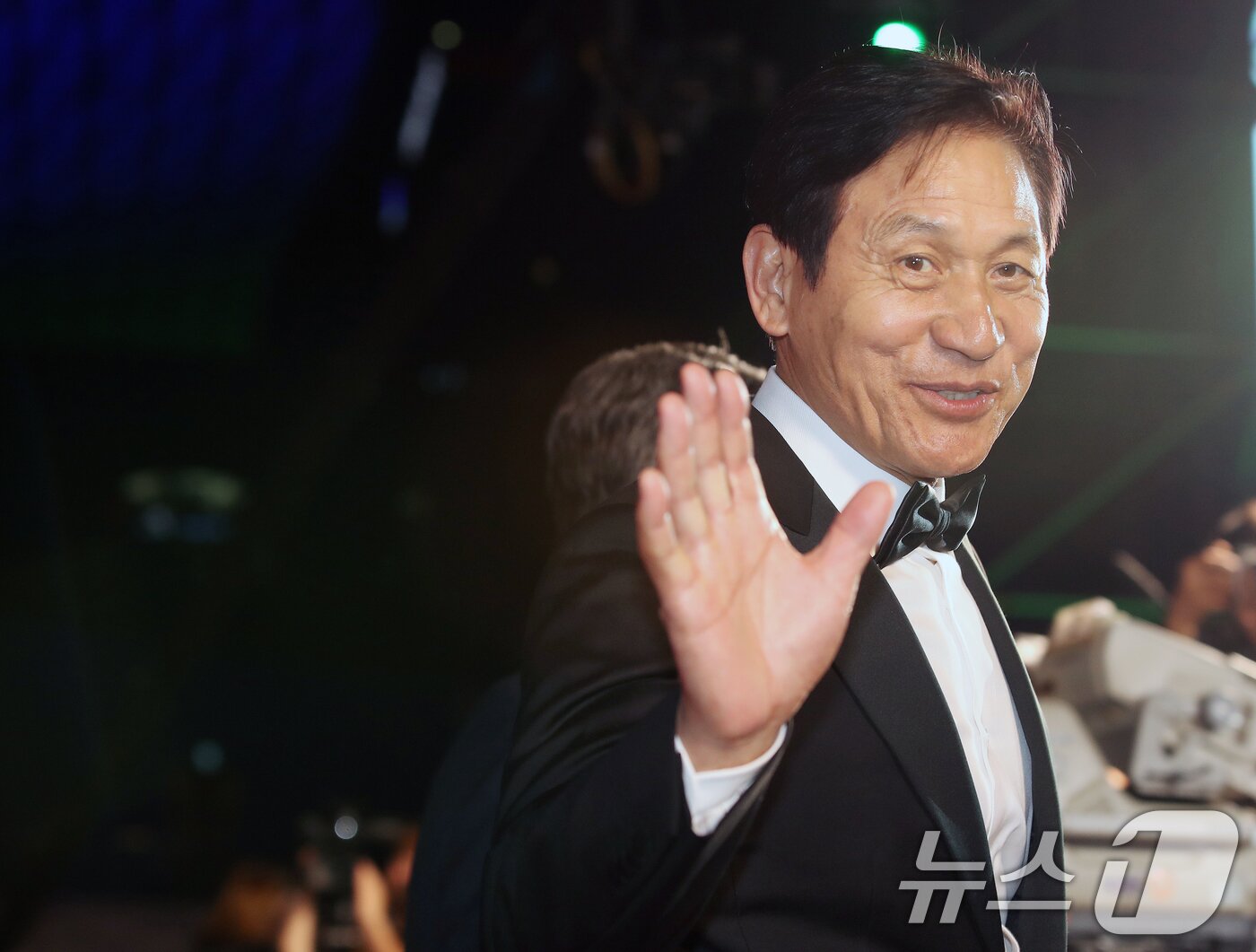 본문 이미지 - 배우 안성기가 5일 서울 용산구 순천향대병원에서 향년 74세를 일기로 별세했다. 사진은 2019년 제24회 부산국제영화제 개막식 레드카펫 행사에 참석하는 배우 안성기. (뉴스1 DB) 2026.1.5/뉴스1