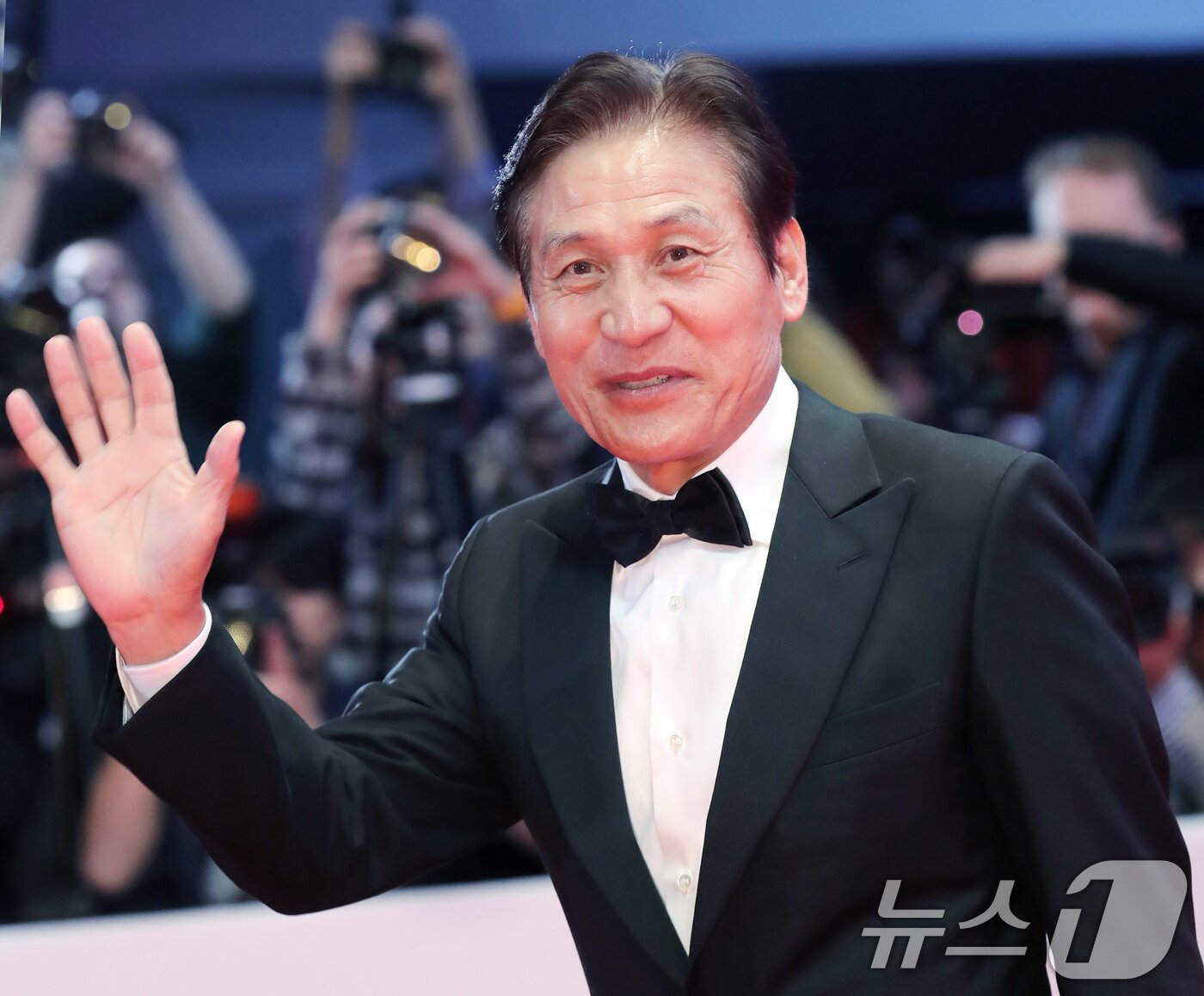 본문 이미지 - 배우 안성기가 5일 서울 용산구 순천향대병원에서 향년 74세를 일기로 별세했다. 사진은 2018년 제23회 부산국제영화제 개막식 레드카펫 행사에 참석하는 배우 안성기. (뉴스1 DB)20251.5/뉴스1