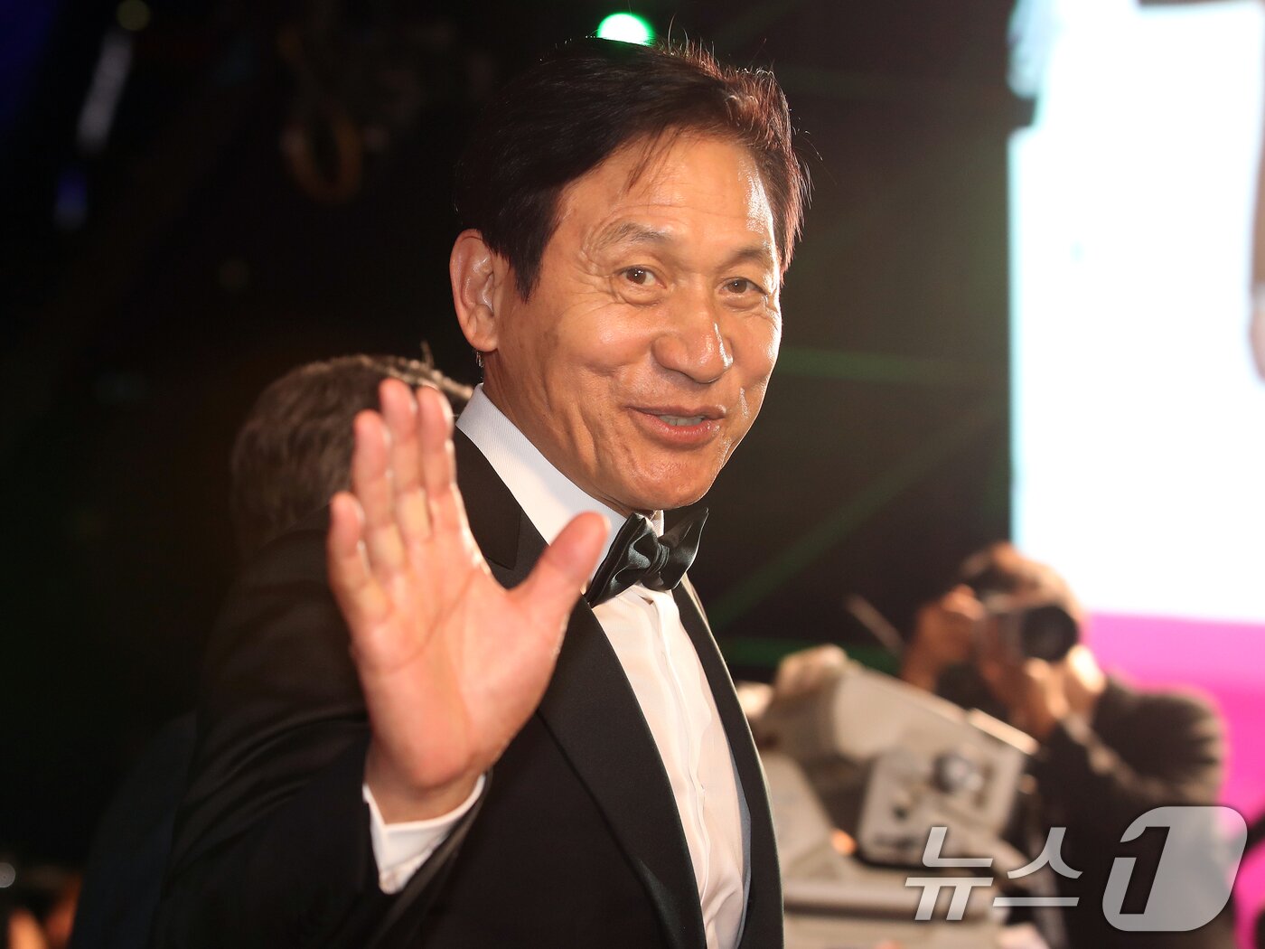 본문 이미지 - 배우 안성기가 5일 서울 용산구 순천향대병원에서 향년 74세를 일기로 별세했다. 사진은 2019년 제24회 부산국제영화제 개막식 레드카펫 행사에 참석하는 배우 안성기. (뉴스1 DB)2025.1.5/뉴스1