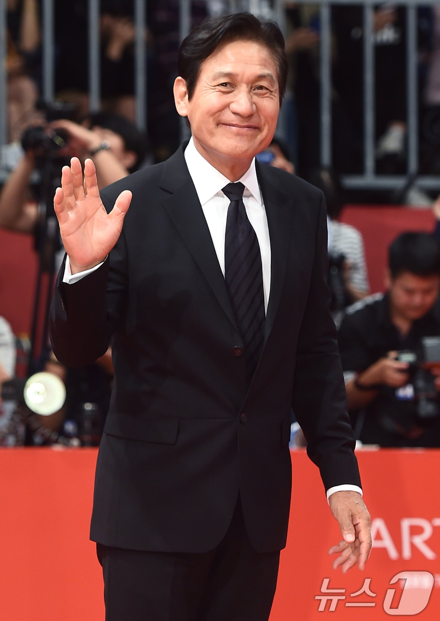 본문 이미지 - 배우 안성기가 5일 서울 용산구 순천향대병원에서 향년 74세를 일기로 별세했다. 사진은 2016년 제21회 부산국제영화제 개막식 레드카펫 행사에 참석하는 배우 안성기. (뉴스1 DB)2026.1.5/뉴스1