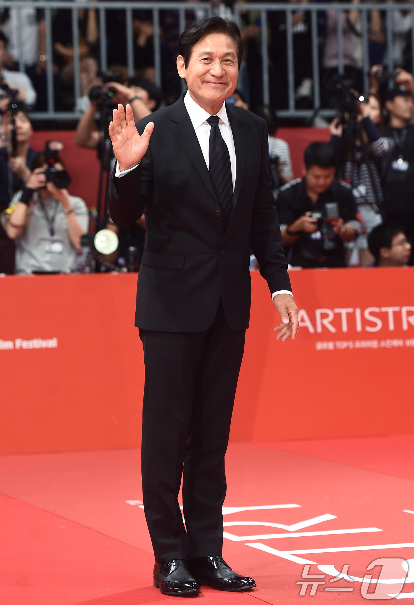 (서울=뉴스1) = 배우 안성기가 5일 서울 용산구 순천향대병원에서 향년 74세를 일기로 별세했다. 사진은 2016년 제21회 부산국제영화제 개막식 레드카펫 행사에 참석하는 배우 …