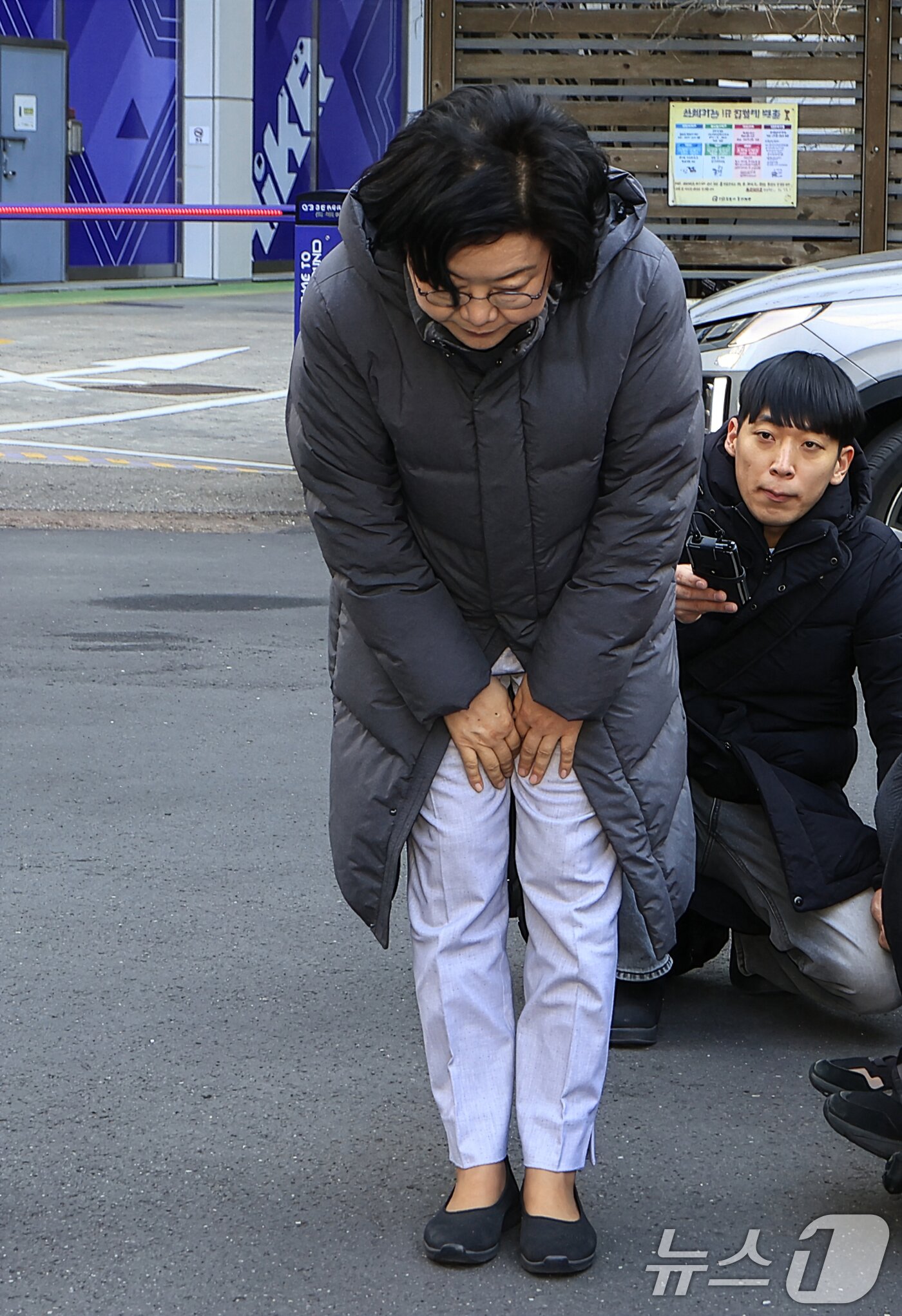 본문 이미지 - 갑질·폭언 등 직장 내 괴롭힘 의혹이 제기된 이혜훈 초대 기획예산처 장관 후보자가 5일 오전 서울 중구 예금보험공사에 마련된 인사청문회 준비 사무실로 출근하며 박경석 전국장애인차별철폐연대 공동상임대표를 만난 자리에서 고개 숙여 인사하고 있다. 2026.1.5/뉴스1 ⓒ News1 박정호 기자