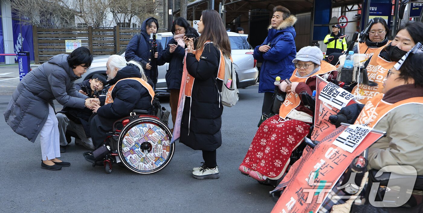 본문 이미지 - 갑질·폭언 등 직장 내 괴롭힘 의혹이 제기된 이혜훈 초대 기획예산처 장관 후보자가 5일 오전 서울 중구 예금보험공사에 마련된 인사청문회 준비 사무실로 출근하며 박경석 전국장애인차별철폐연대 공동상임대표를 만나고 있다. 2026.1.5/뉴스1 ⓒ News1 박정호 기자