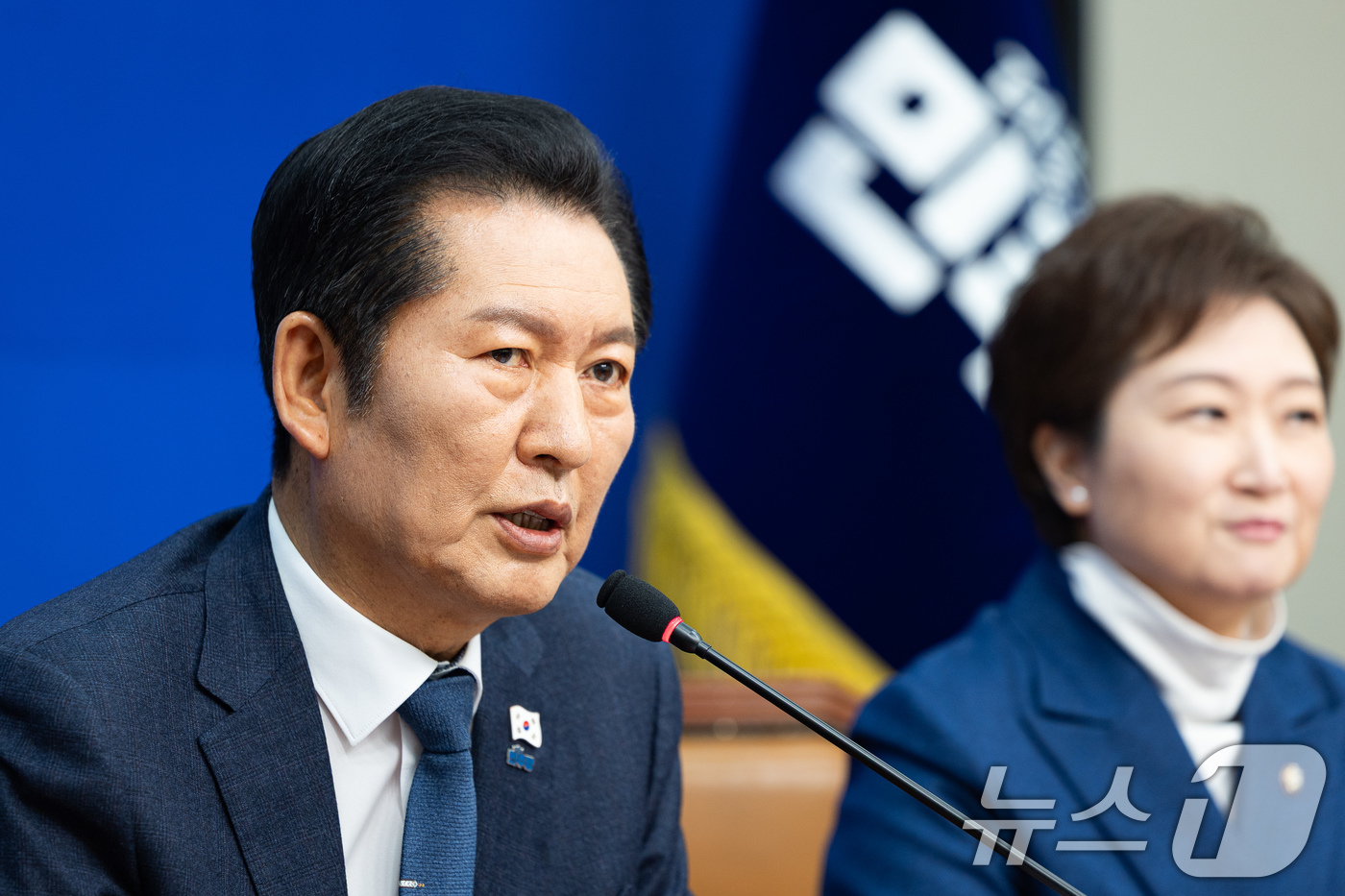 (서울=뉴스1) 유승관 기자 = 정청래 더불어민주당 대표가 5일 서울 여의도 국회에서 열린 최고위원회의에서 모두 발언을 하고 있다. 2026.1.5/뉴스1