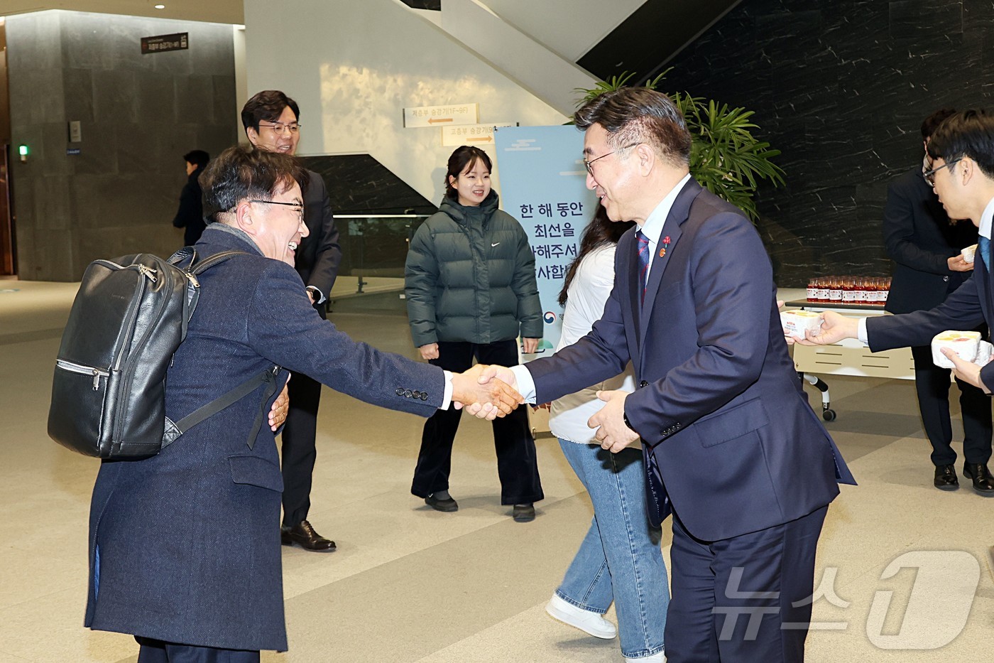 (서울=뉴스1) = 윤호중 행정안전부 장관이 5일 오전 정부세종청사 중앙동 로비에서 출근하는 직원들과 새해 인사 악수하고 있다. (행정안전부 제공. 재판매 및 DB 금지) 2026 …