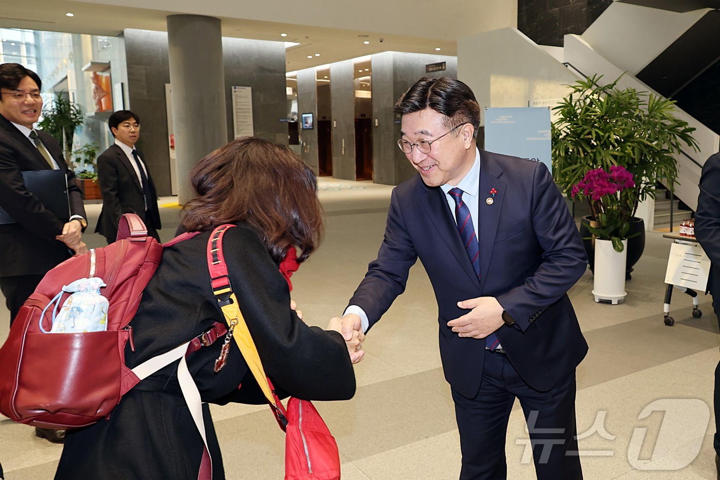 (서울=뉴스1) = 윤호중 행정안전부 장관이 5일 오전 정부세종청사 중앙동 로비에서 출근하는 직원들과 새해 인사 악수하고 있다. (행정안전부 제공. 재판매 및 DB 금지) 2026 …